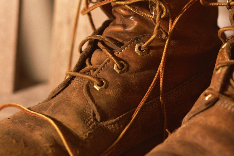 Puedes limpiar las botas Timberland después de algunos años de uso con varios productos simples.