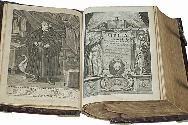 Algunas Biblias contienen ilustraciones, mientras que otras confían solamente en el texto para enseñar virtudes.