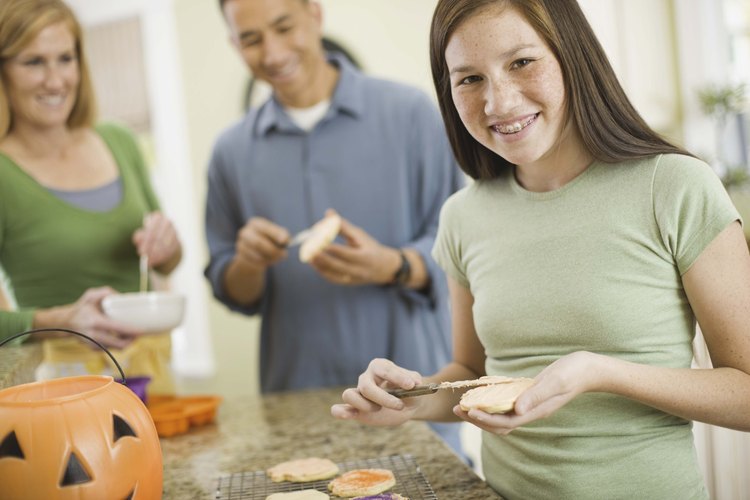 Desafía a tus invitadas adolescentes a un concurso para hornear galletas.