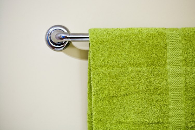 Coloca un toallero en el baño para que las toallas cuelguen y sea cómodo alcanzarlas.
