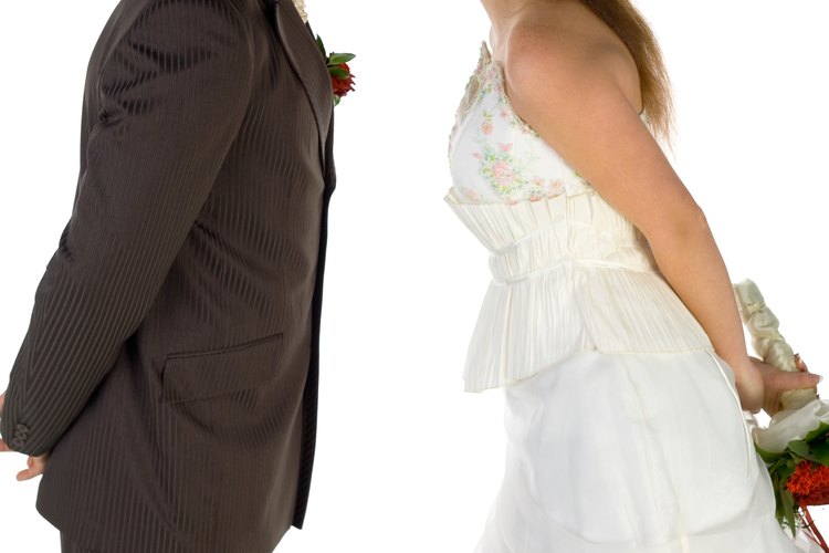 Haz que los invitados participen en juegos durante la recepción de la boda.