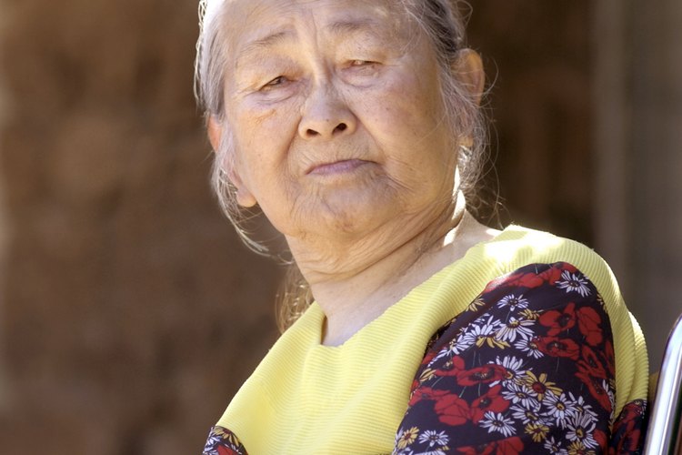 Muchos asistentes de servicios sociales sirven a los ancianos.