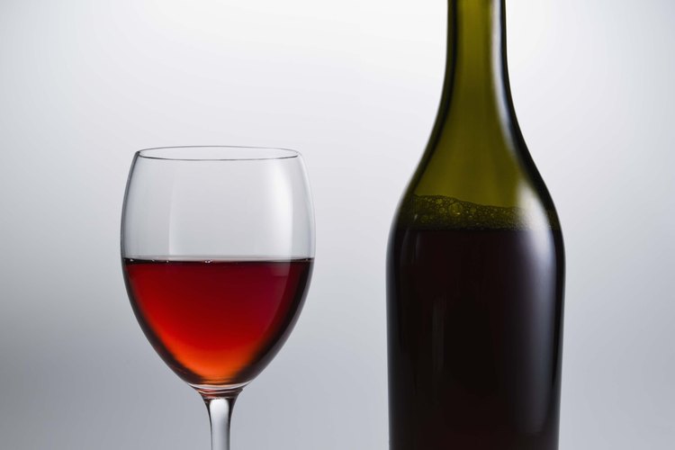 Las barricas de roble se usan para dar a algunos vinos tinto su sabor robusto y terroso.
