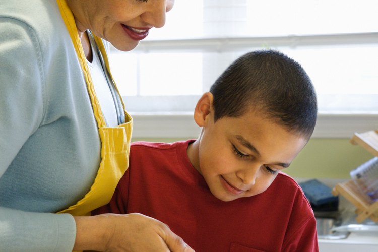 Aunque la preparación de las manzanas para la congelación es bastante simple para un niño, se requiere la supervisión de un adulto.