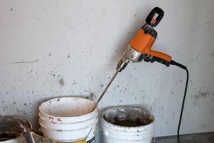 Los instaladores utilizan mezclas de estuco con agua.