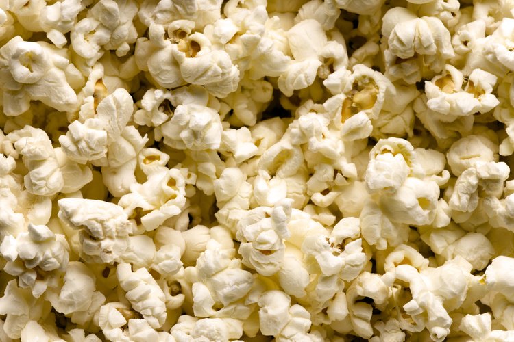Las palomitas de maíz contienen carbohidratos y son una buena fuente de granos enteros.