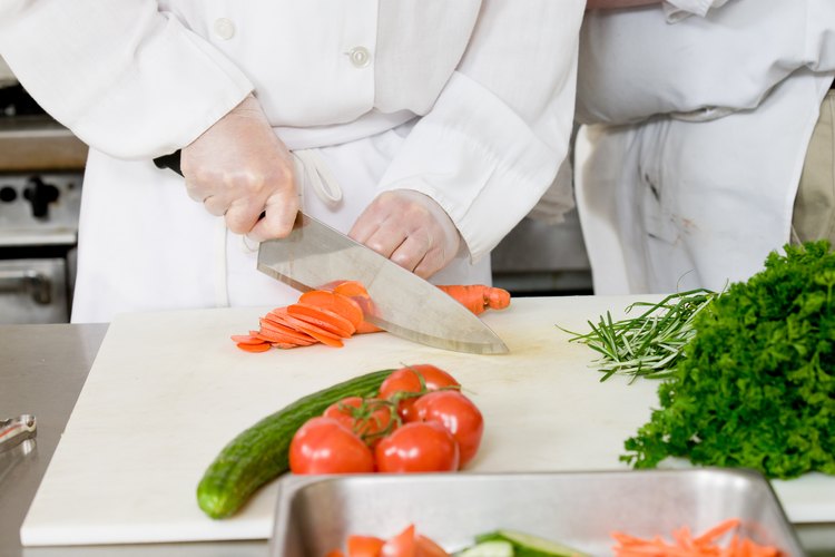 Los chefs usan cuchillos para manipular la forma de los ingredientes.