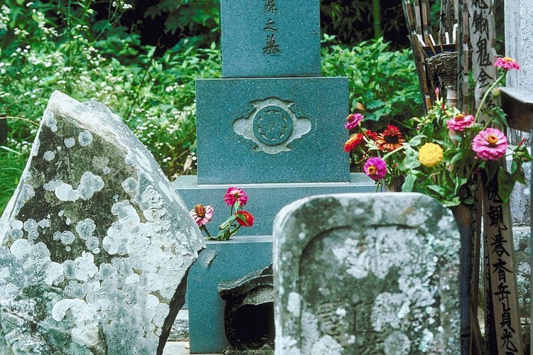 Los japoneses suelen enterrar las cenizas de los difuntos.