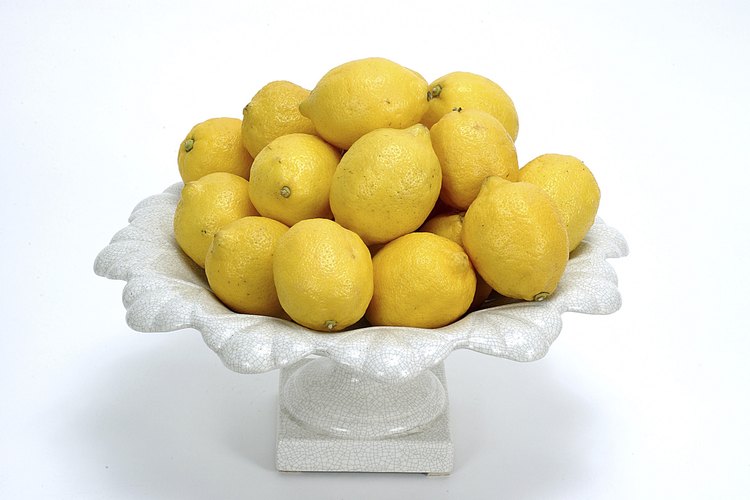 Las cáscaras de limón se pueden utilizar para hacer aceite barato pero valioso.