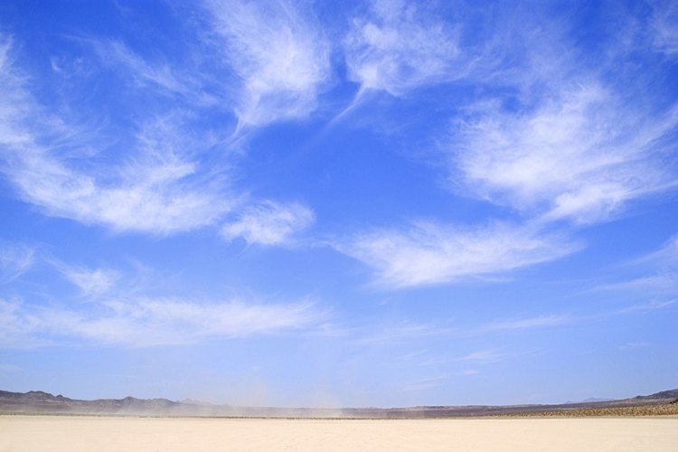 El ozono se forma de manera natural en la atmósfera alta.