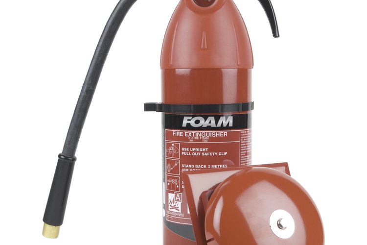 Los extintores químicos de espuma controlan la mayoría de los tipos de incendios.