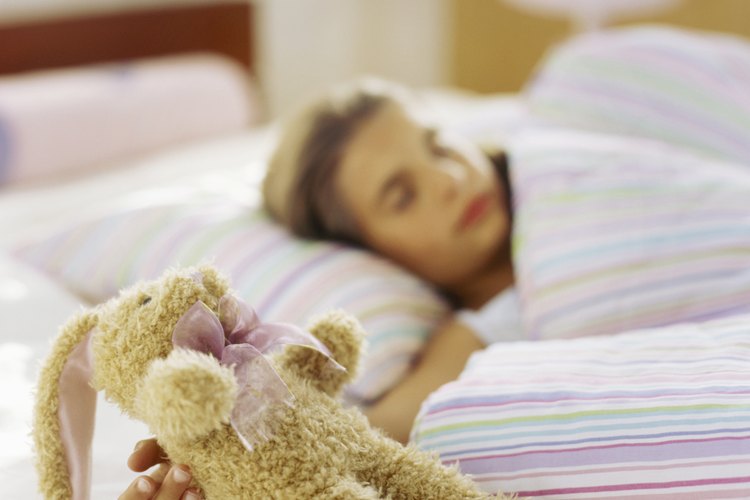 Tu niño debería dormir con una sola almohada para una tener alineación adecuada de la columna.