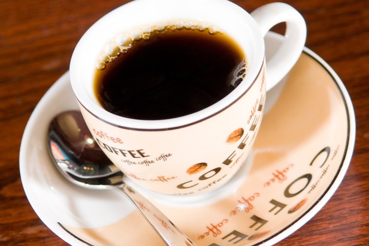 Sirve a tus invitados café caliente con canela con un platillo y una cucharita para revolver.
