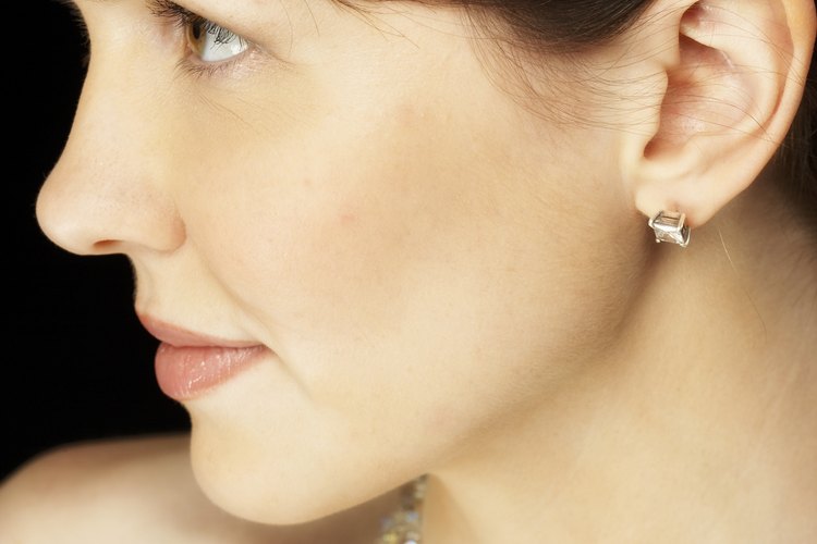 Un collar brillante puede ser deslumbrante con un vestido sencillo.