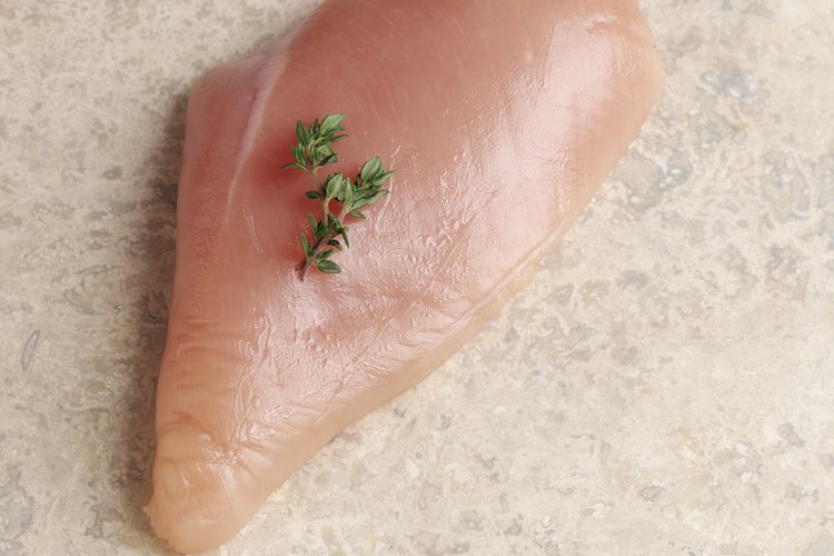Descongela las pechugas de pollo completamente antes de cocinarlas.