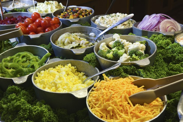 Una comida sin carne es más que unas pocas verduras servidas en un plato. Una comida sin carne puede ser tan saludable para ti como una que contiene carne y puede ser menos costosa de preparar.