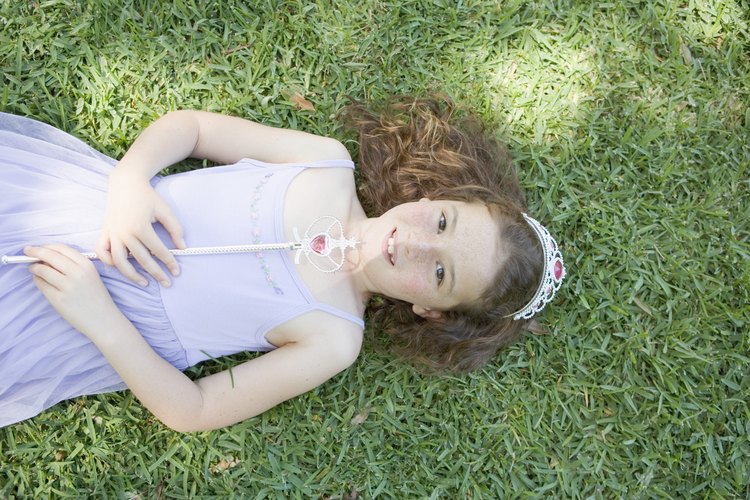 Dale a cada niña una tira para usar durante la fiesta y para llevarla a casa con ella.