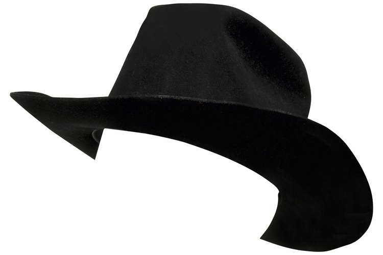 Un sombrero con una corona baja puede equilibrar un rostro angular.