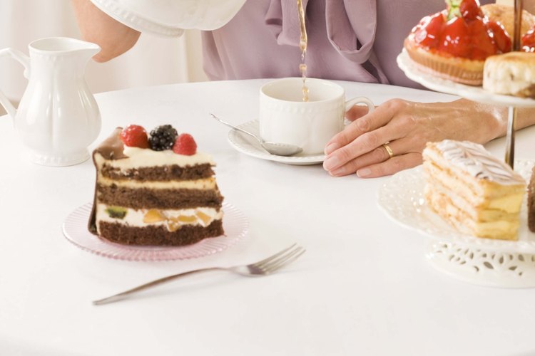 Degusta ricos postres durante la hora del té.