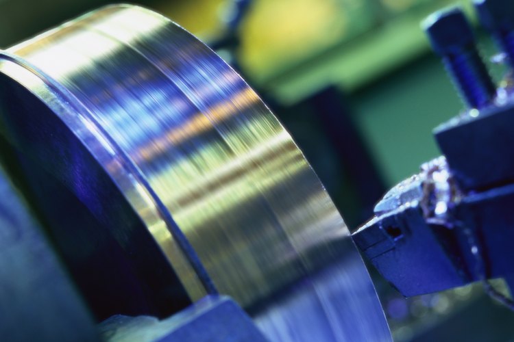 Si necesitas cortar material que es cilíndrico, podrías optar por un torno.