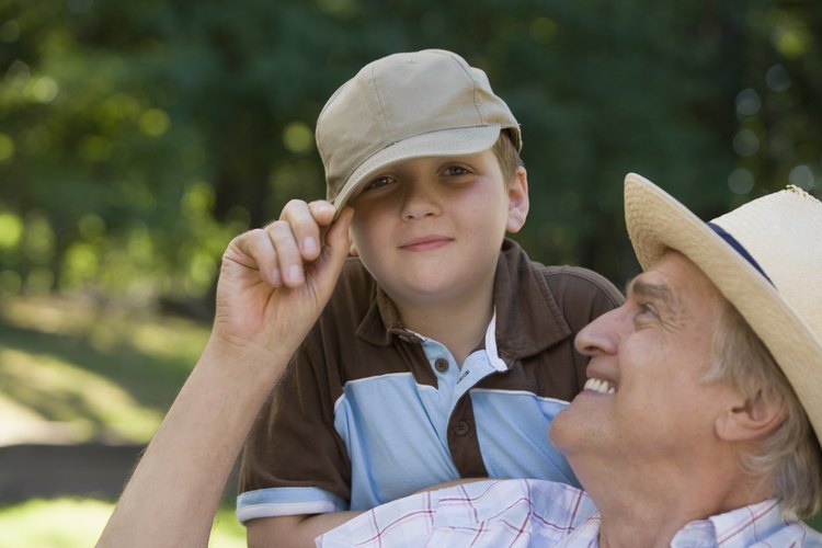 Tu hijo y su abuelo pueden salir a pescar juntos.