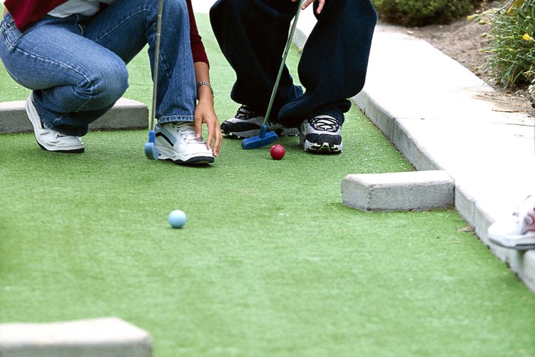Juega a un partido de golf en miniatura.
