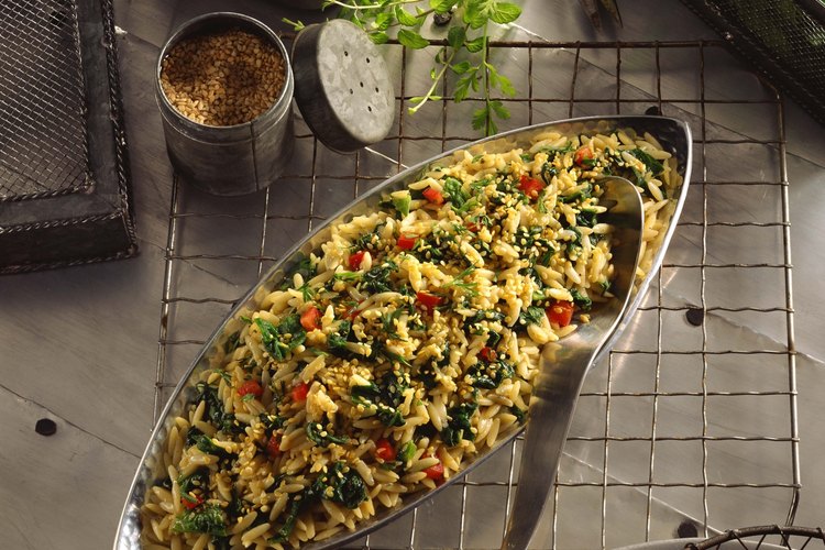 La pasta orzo se ve similar al arroz, pero técnicamente es una pasta.