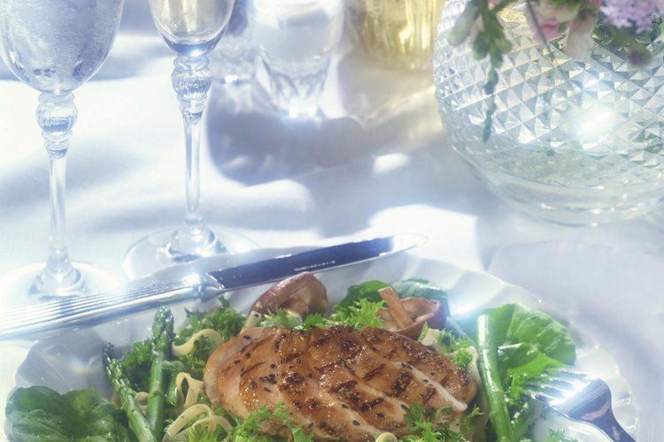 Hay muchas maneras sabrosas de preparar el pollo para las ensaladas.
