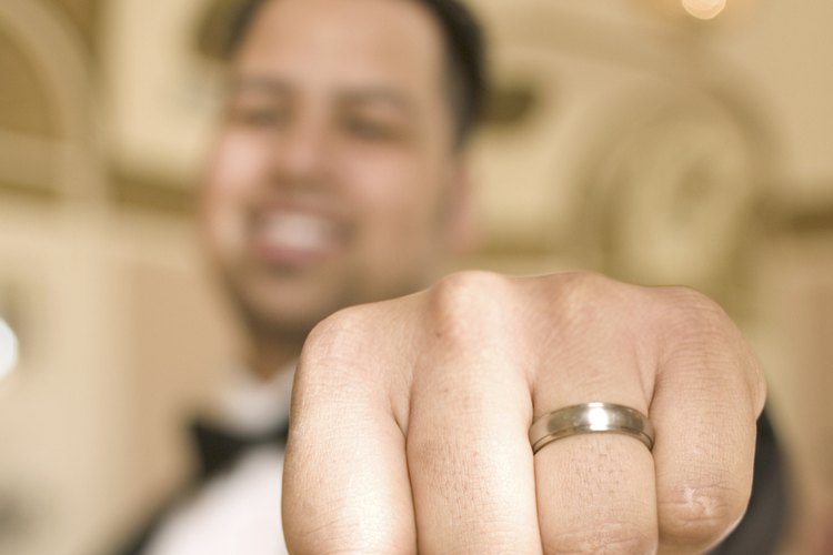 El tamaño de anillo de hombre es fácil de medir.