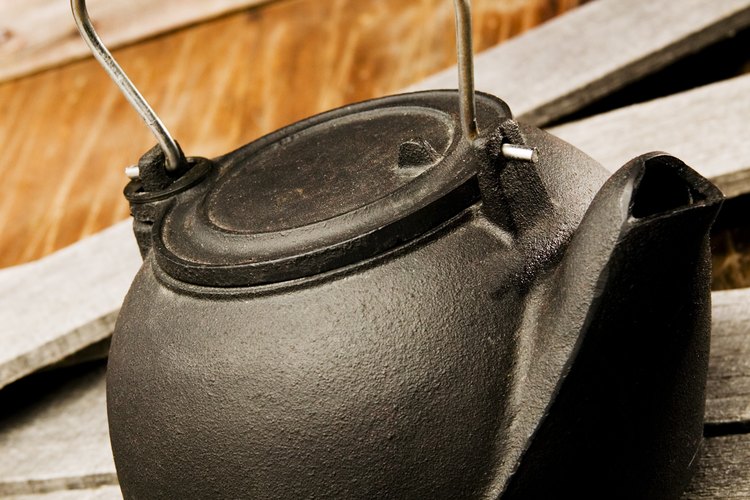 Una tetera evita que las energéticas moléculas de agua escapen, así que la presión de vapor incrementa con mayor rapidez.