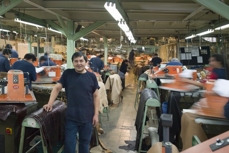 La reducción de la factura de la luz es una de las principales ventajas de balastos electrónicos en entornos industriales.