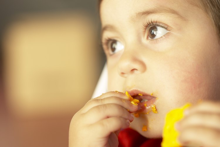 Comer con los dedos es atractivo para los niños pequeños.