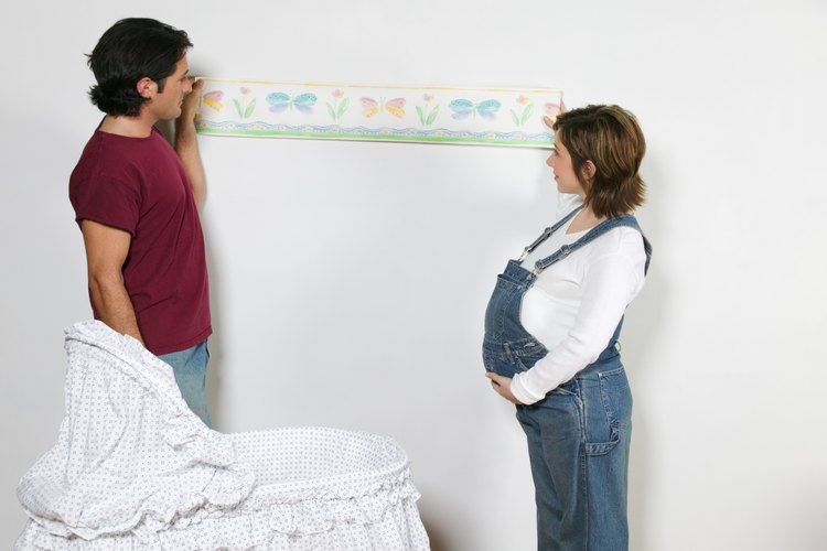 Instala una guarda de papel tapiz después de que la pintura de la pared se haya secado por completo.
