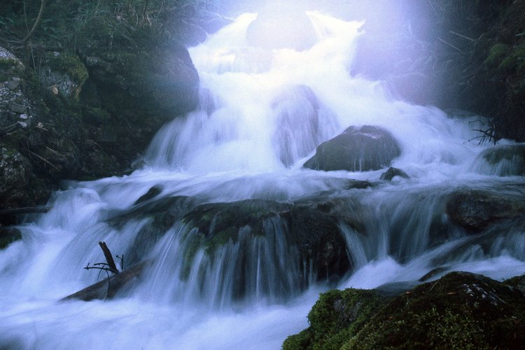 Las cascadas de interiores son uno de los puntos focales que pueden traer serenidad a tu casa.