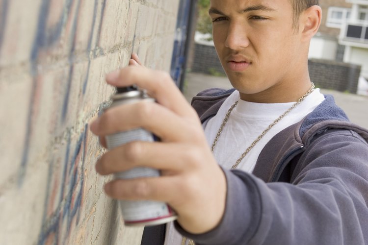 La presión social de adolescentes revoltosos puede llevar a actividad criminal.