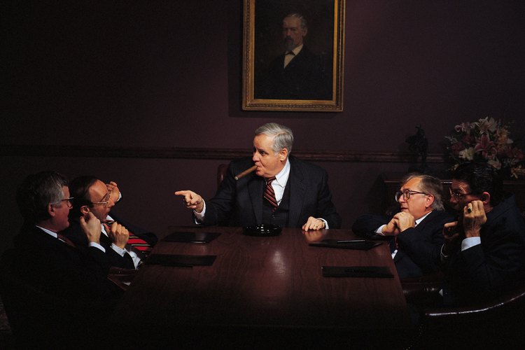 Una de las obligaciones principales de los presidentes adjuntos es llevar a cabo las reuniones cuando el presidente esté ausente.