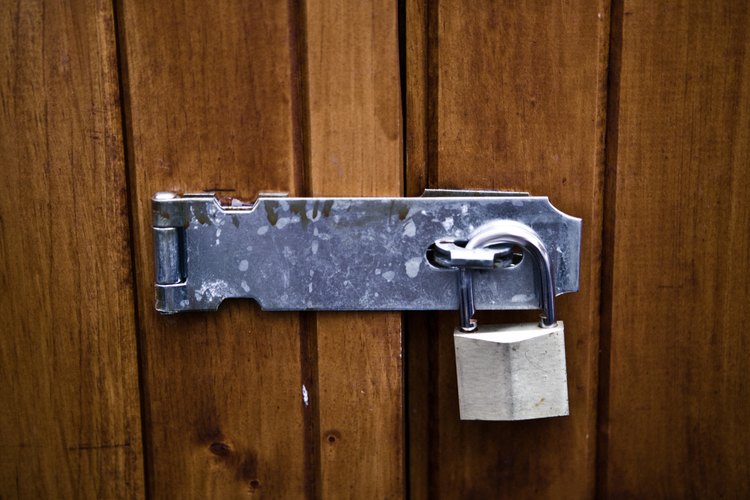 Un candado en la puerta de una cerca es una forma simple de asegurar tu patio trasero.