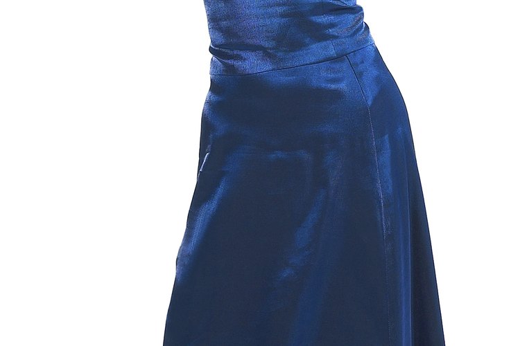 Siempre es una buena opción tener un vestido azul en tu guardarropa.