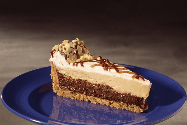 La corteza de galleta complementa la mantequilla de maní y el pastel de chocolate.