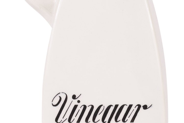 Usa vinagre blanco para limpiar y desinfectar tus aretes.