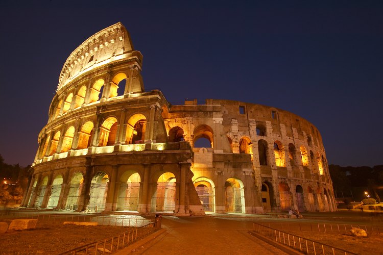 Vista nocturna del Coliseo romano.