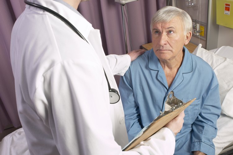 Los cardiólogos intervencionistas realizan procedimientos menores a través de la vena femoral.