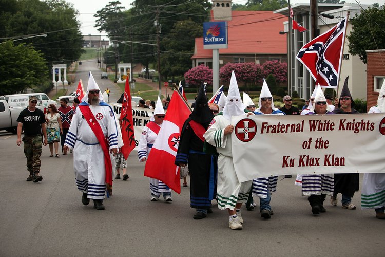 El Ku Klux Klan es un ejemplo de intolerancia más que de discriminación.