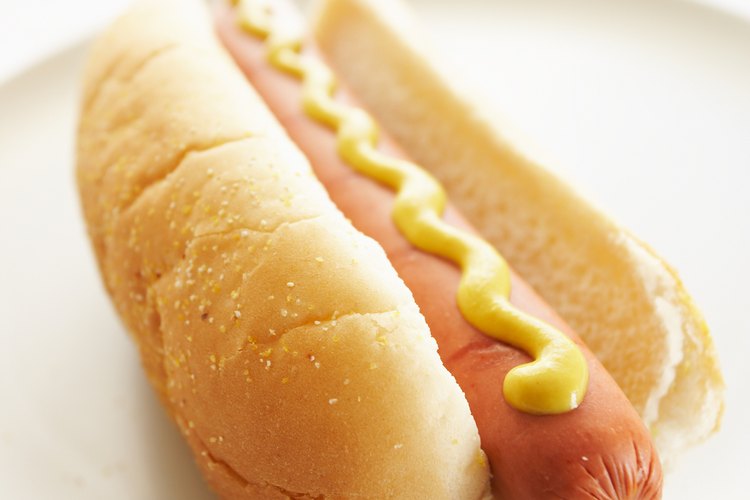 La mostaza amarilla es el condimento favorito para el perro caliente.