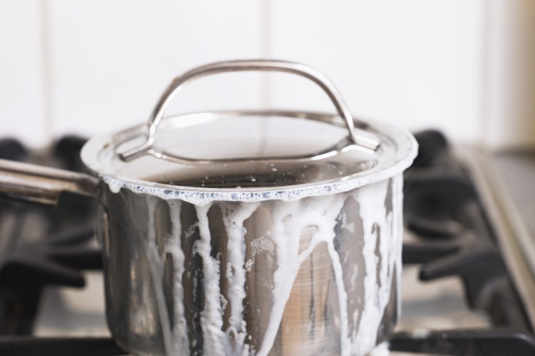 Aprende a limpiar una cacerola con leche quemada.
