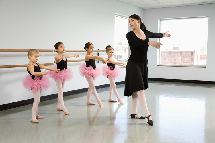Un instructor de danza se puede especializar en ballet.