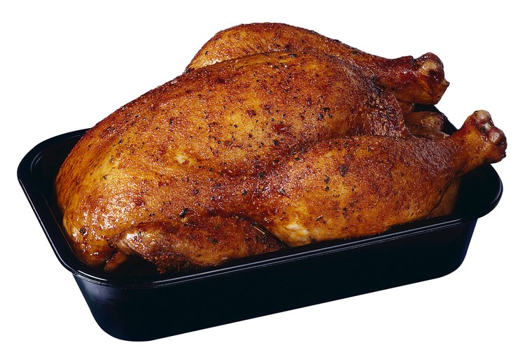 Los pollos asados comprados en el supermercado se benefician de los condimentos que les pongas en casa.