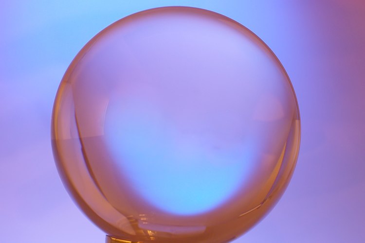 La catoptromancia tradicional utiliza espejos o cuerpos de agua para realizar predicciones.