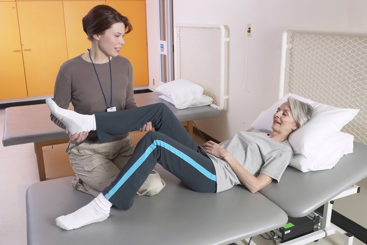 Los fisioterapeutas ayudan a los pacientes a recuperar la movilidad y acelerar el retorno de una vida normal.
