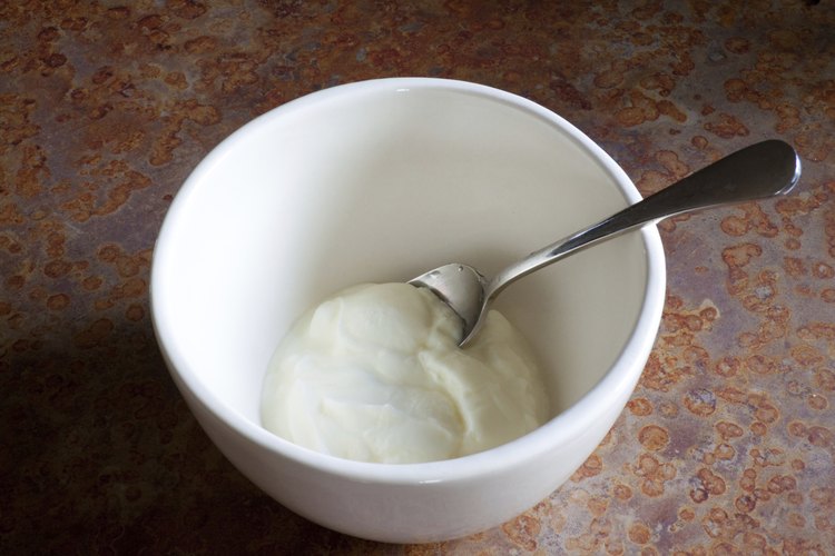 El yogur simple sin sabor es saludable para los perros.